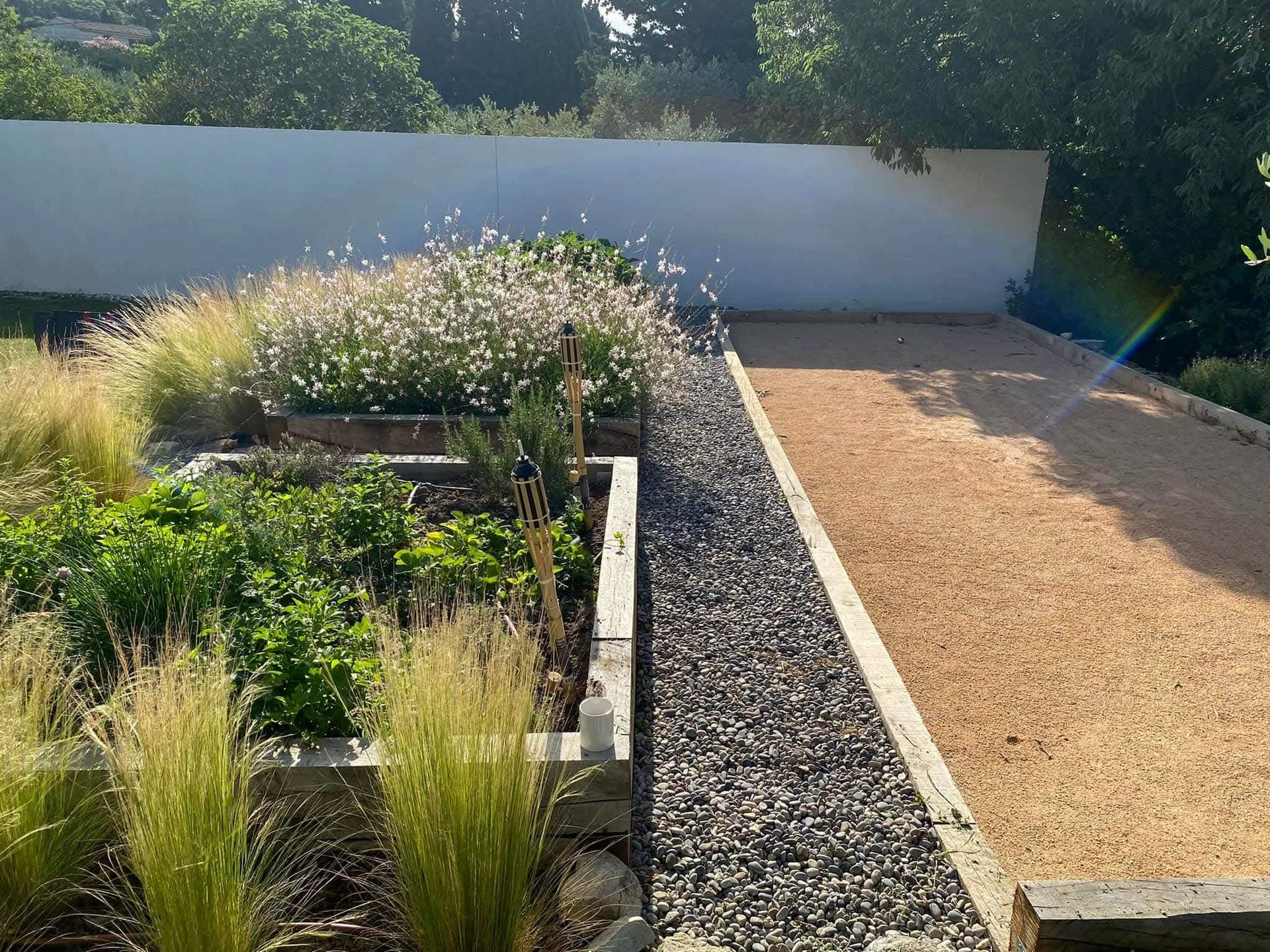 Entretien de massifs ornementaux avec graminées et jardinières en bois, paysagiste Jardin Aixeption à Aix-en-Provence