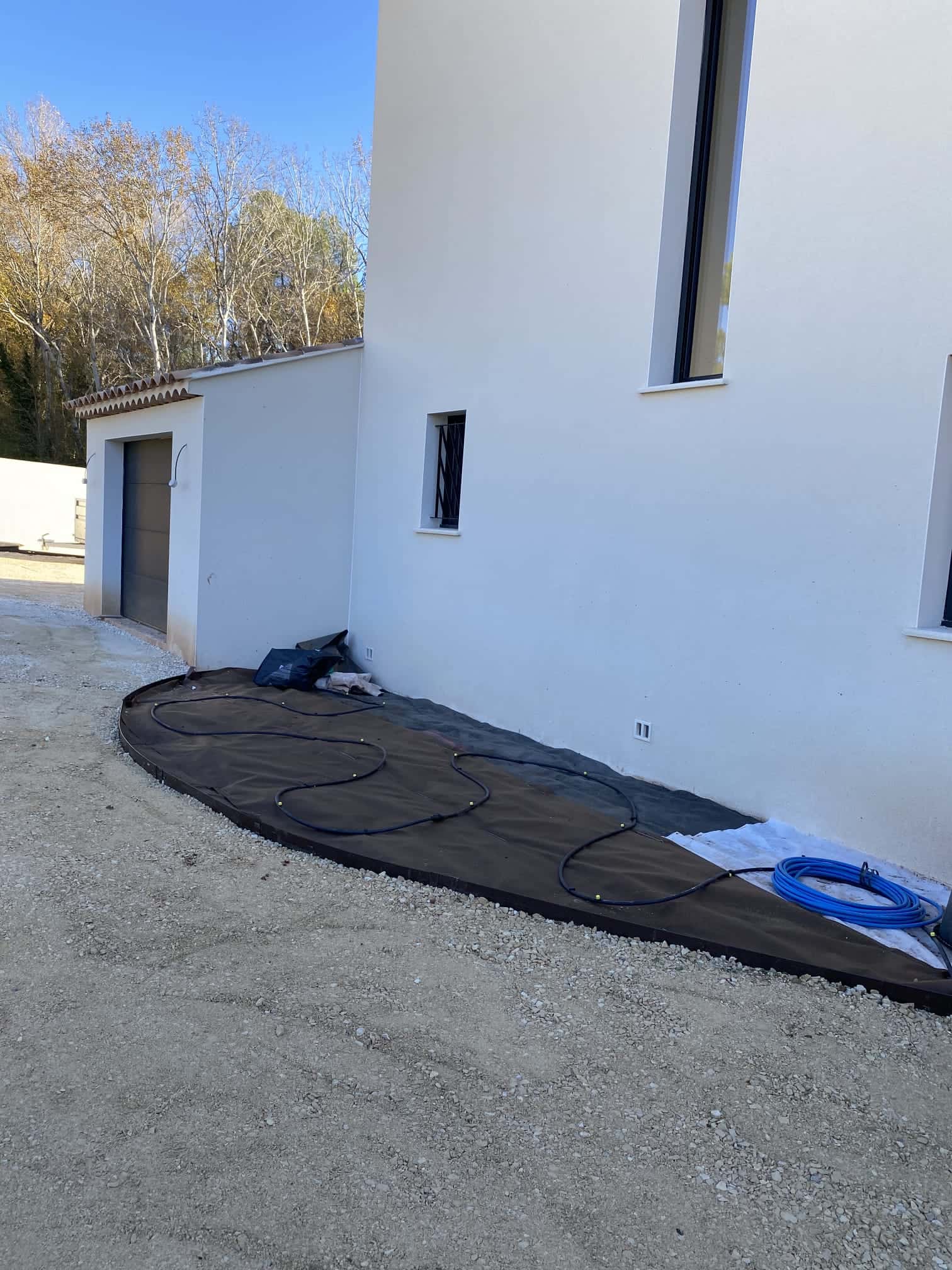 Préparation du terrain avec pose de géotextile et installation du système d'arrosage avant plantation à Aix-en-Provence par Jardin Aixeption