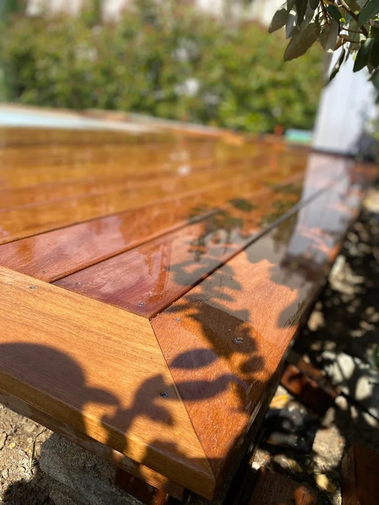 Détail de finition d'une terrasse en bois avec lames jointées en angle, artisanat paysagiste Jardin Aixeption à Aix-en-Provence