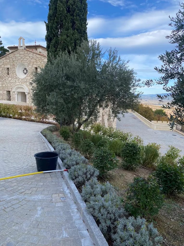 Entretien de massifs avec plantation de lavandes et haies basses, vue panoramique sur domaine historique par Jardin Aixeption à Aix-en-Provence