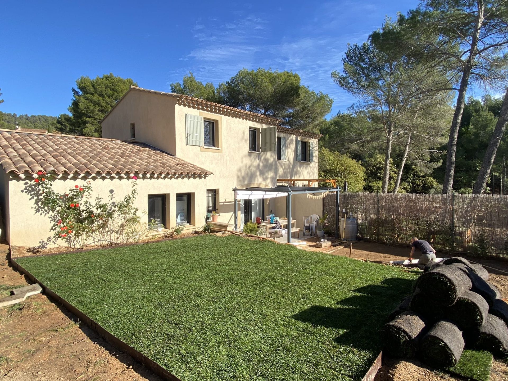 Pose de gazon en rouleau à Aix-en-Provence