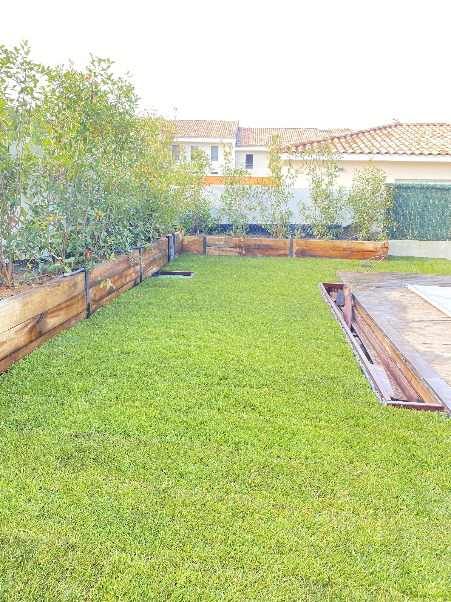 Aménagement d'un j'ardin avec des bacs en bois et plantes à Aix-En-Provence