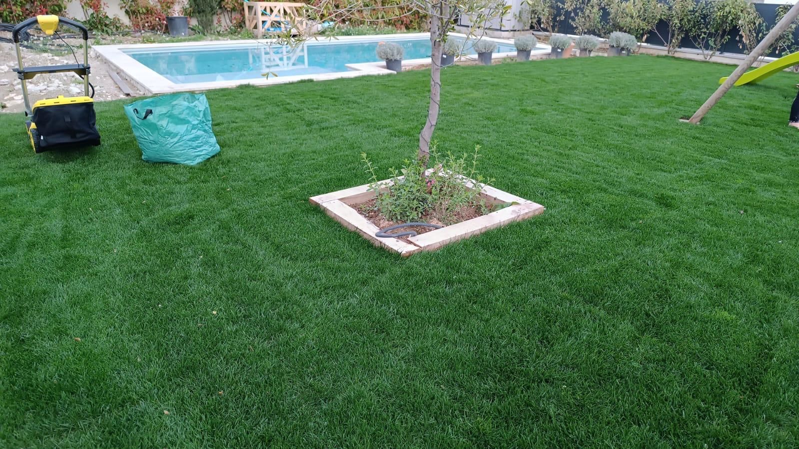 Pose d'une pelouse en rouleau à Aix-en-Provence.