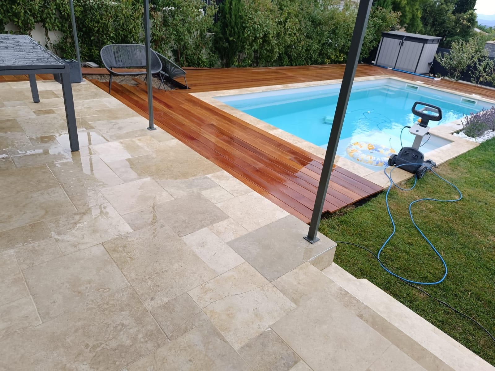 Création d'une terrasse en bois à proximité d'une piscine à Aix-en-Provence.