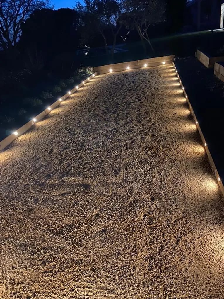 Création d'un terrain de boules/pétanque avec éclairage LED intégré dans les bordures bois, aménagement extérieur Jardin Aixeption à Aix-en-Provence
