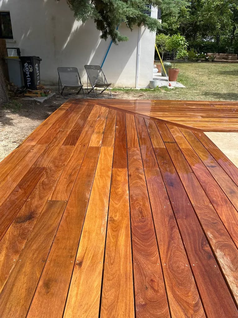 Installation de terrasse en bois exotique avec jointure en chevron et finition brillante, création Jardin Aixeption à Aix-en-Provence