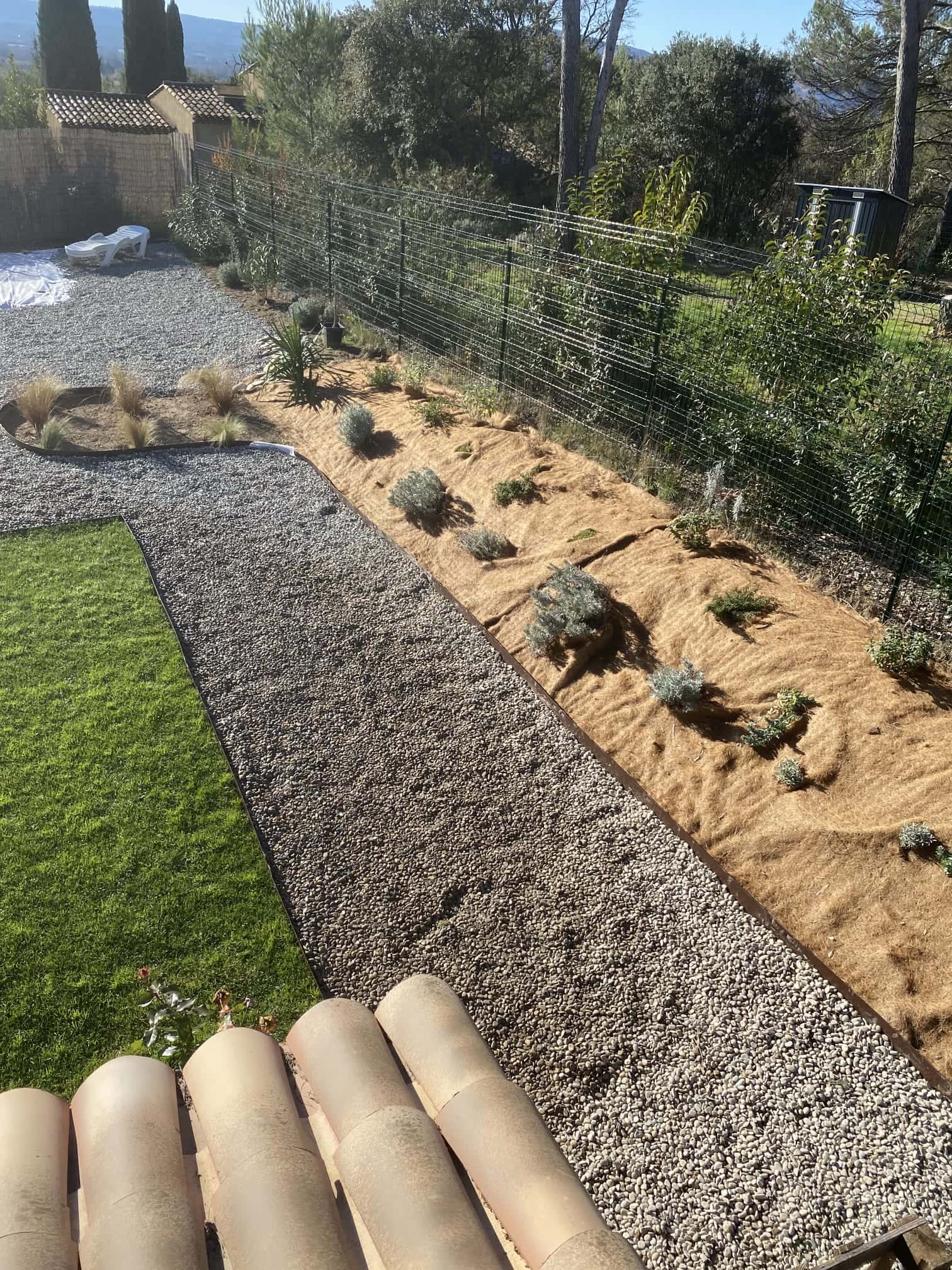 Création d'un jardin sec méditerranéen avec paillage en toile et graviers, plantation de lavandes et plantes résistantes à Aix-en-Provence