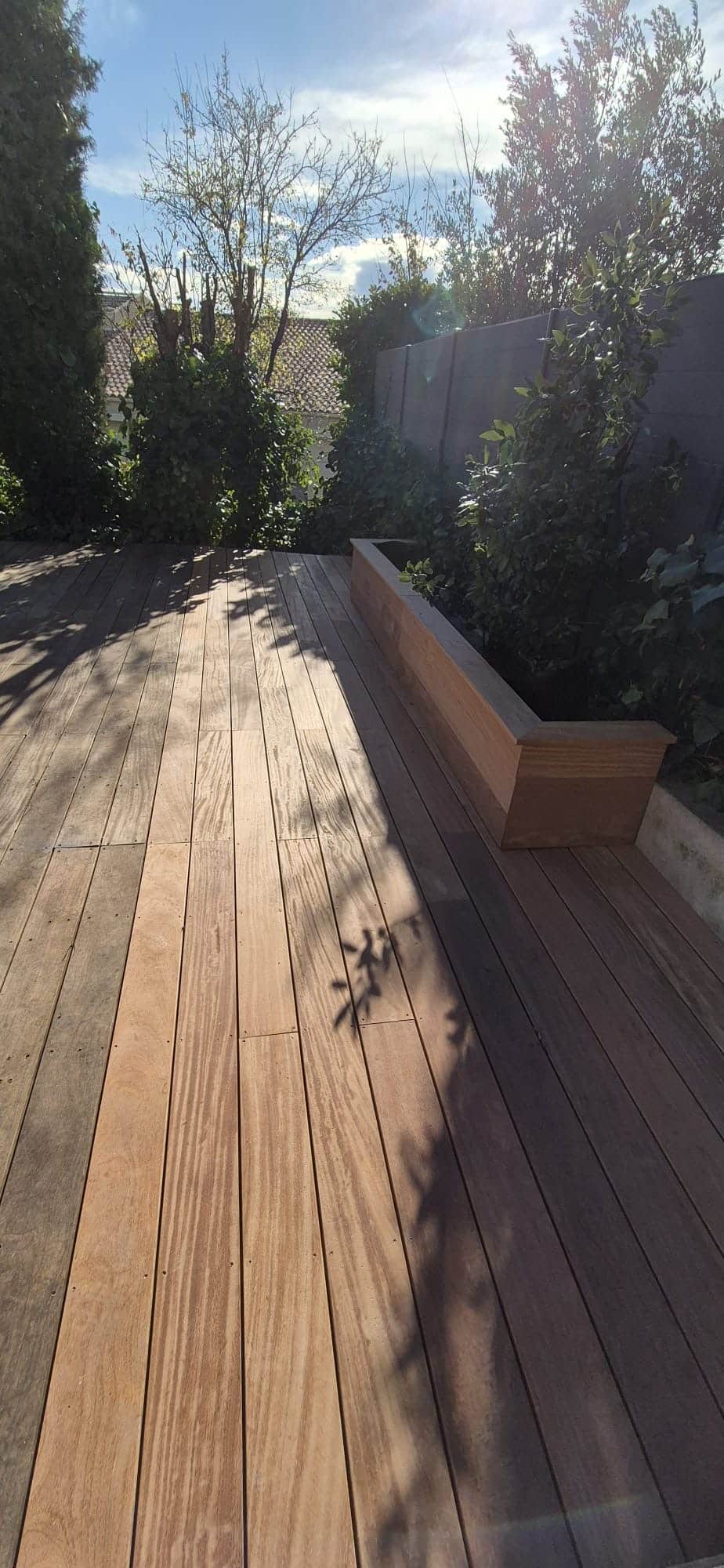 Création d'une terrasse en bois avec banc intégré et bac à fleurs par Jardin Aixeption, paysagiste à Aix-en-Provence